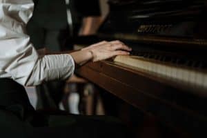 Ties and slurs in music: What they are and how to play them on piano sight-reading, ties and slurs