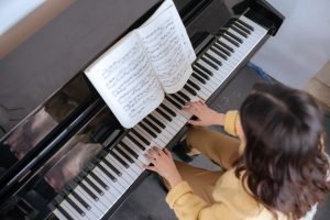 Treble clef notes explained: Lines, spaces & easy mnemonics Treble-clef-notes